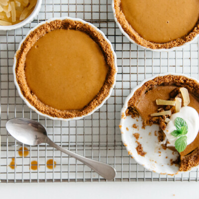 mini pumpkin speculoos tarts for thanksgiving dessert