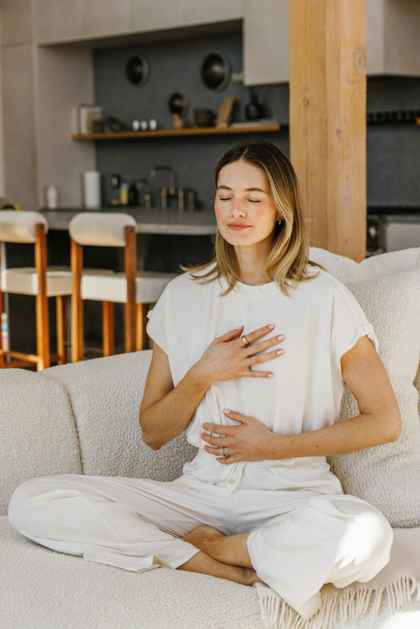 Sanne Vloet meditating.